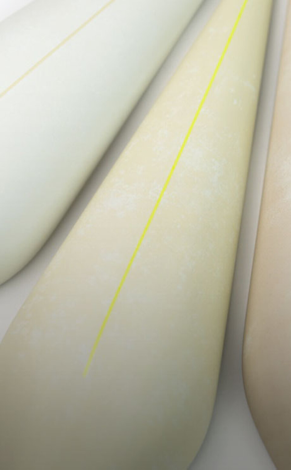 Detailaufnahme einer weißen Kunststoffoberfläche mit filigranen, goldenen Linien für edle und moderne Dekorationsanwendungen