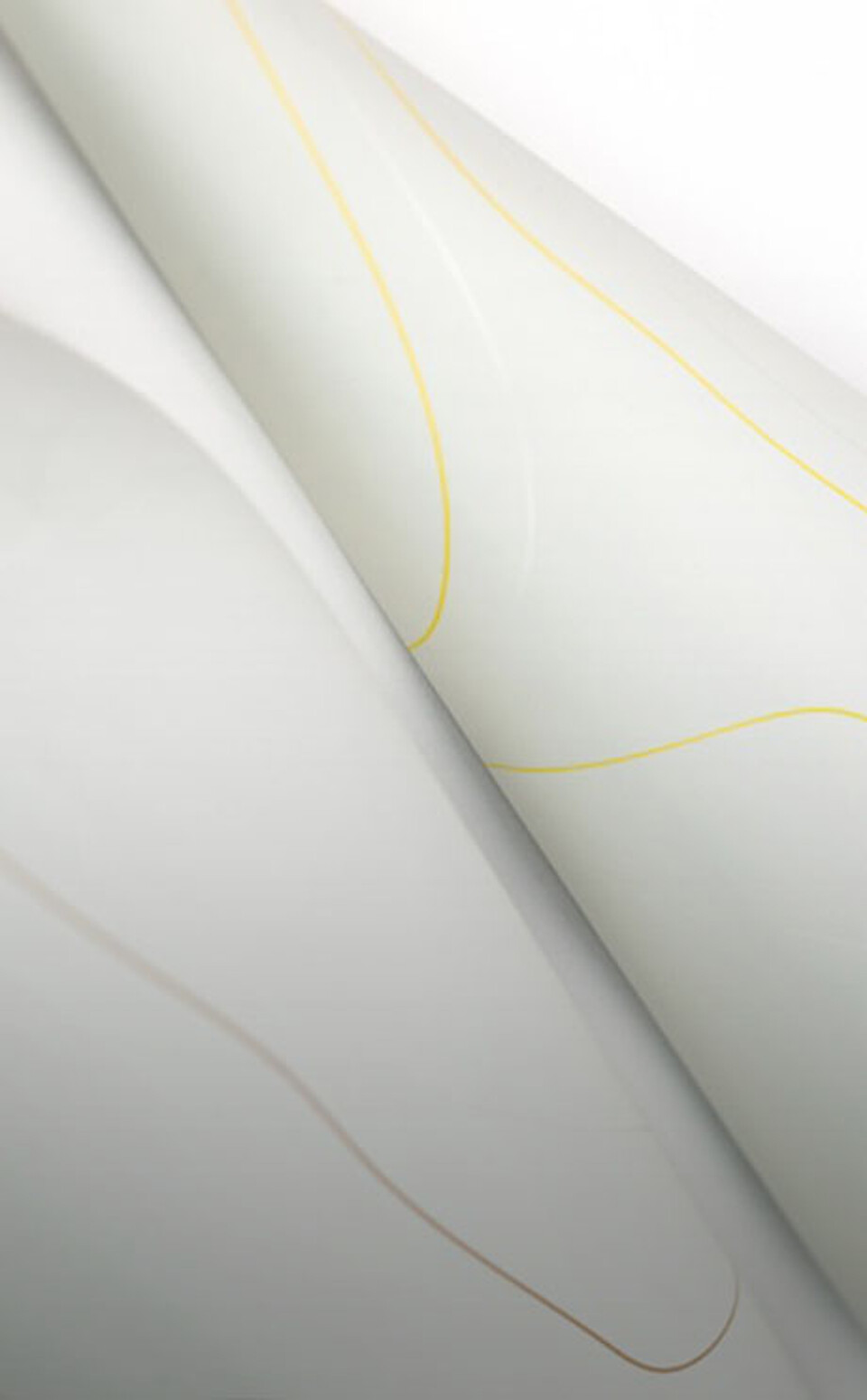 Close-up einer weißen Kunststoffoberfläche mit feinen, goldfarbenen Linien in elegantem Design