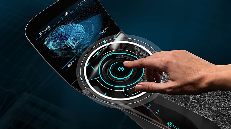 HMI Mittelkonsole im Auto wird gerade bedient