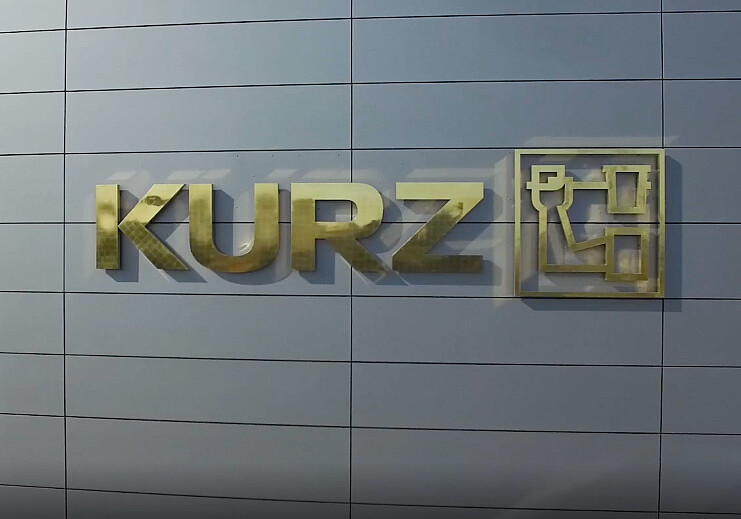 KURZ Logo gold auf metallsichem Hintergrund