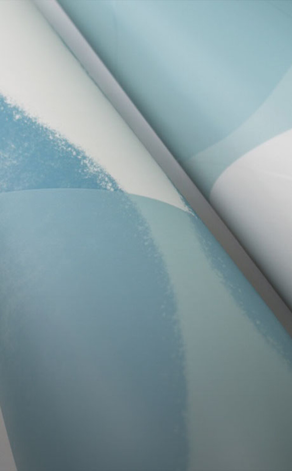 Kunststoffoberfläche in verschiedenen Blautönen mit geometrischen Formen und mattem Finish