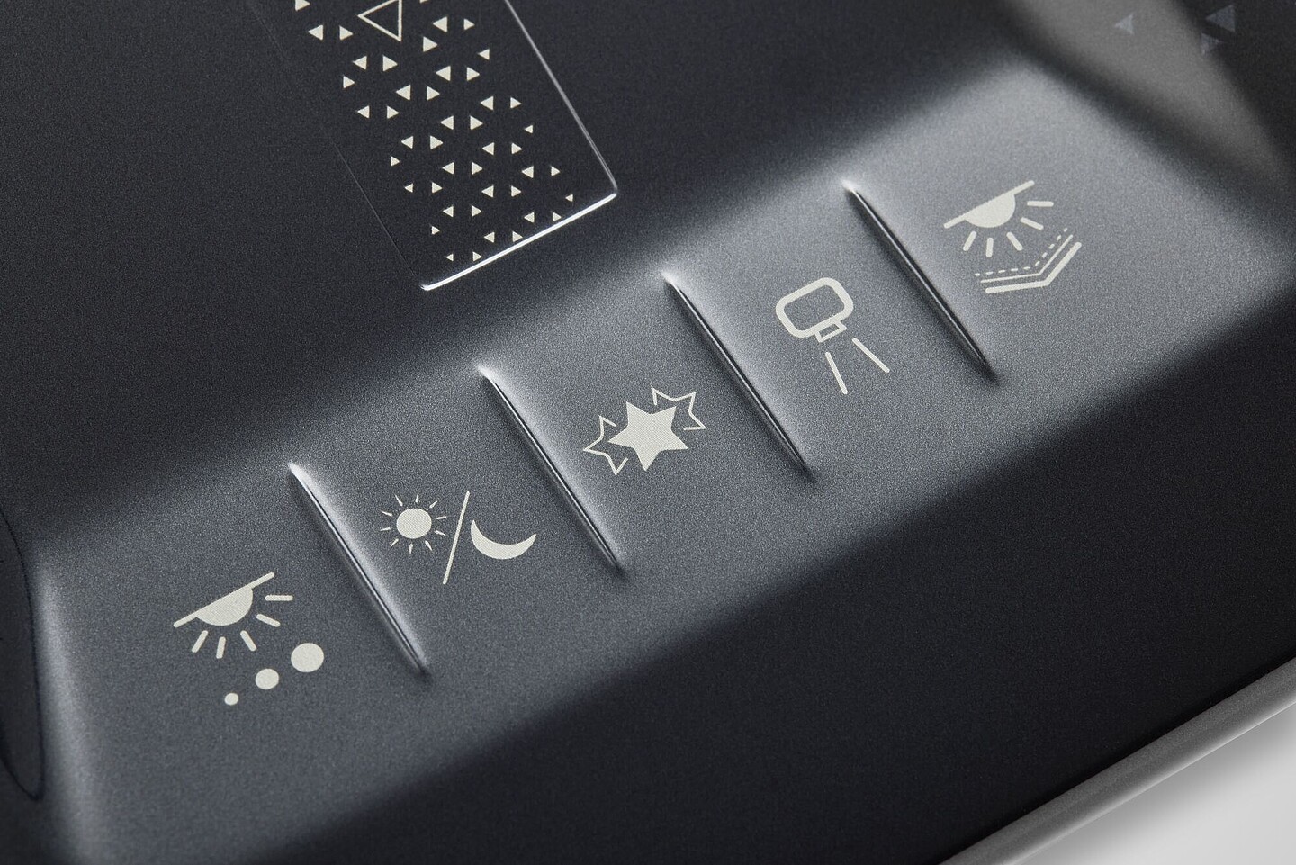 Nahaufnahme der Bedienleiste einer Dachkonsole mit Icons