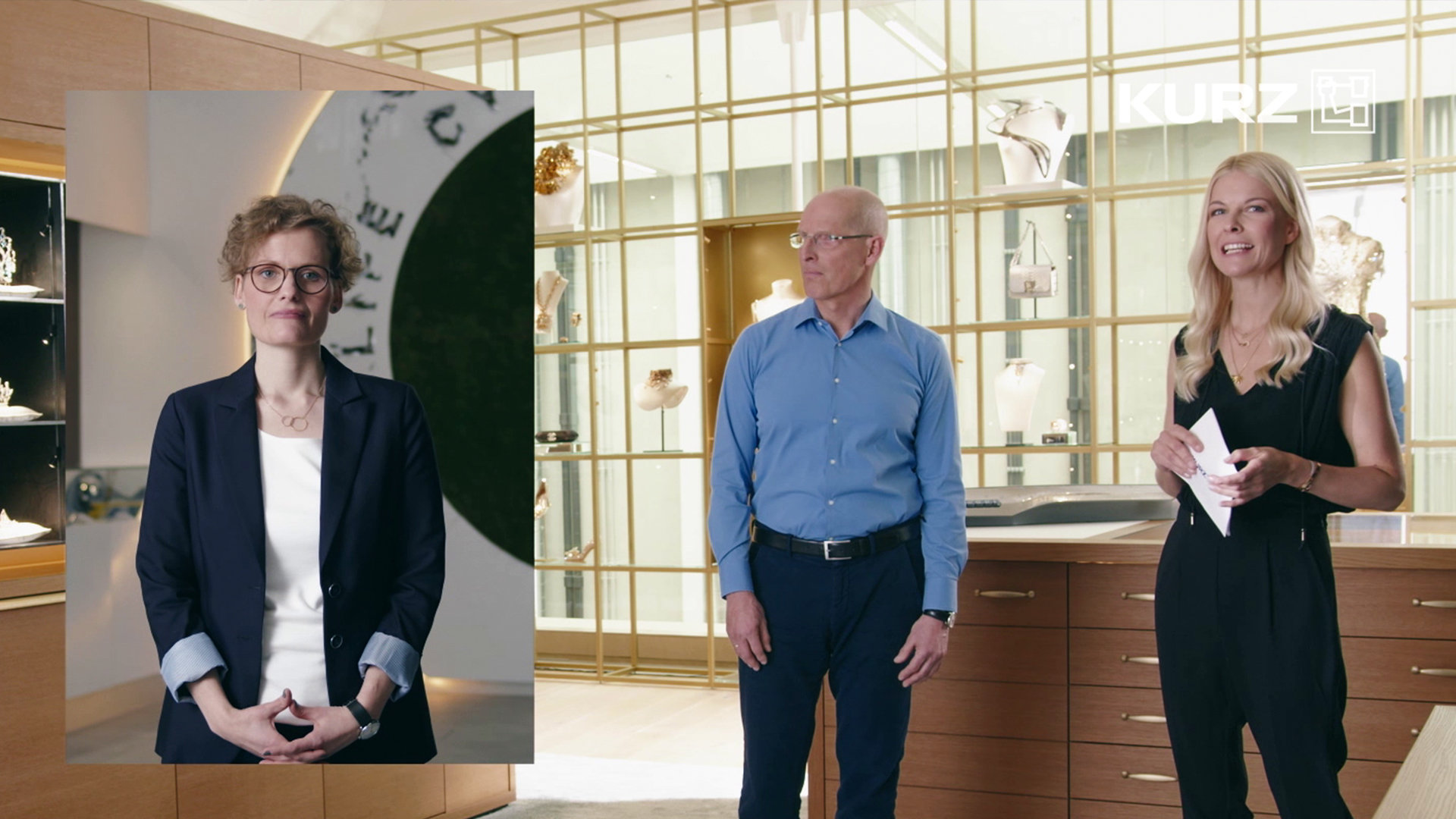 KURZ und Swarovski - Menschen stehen im Showroom